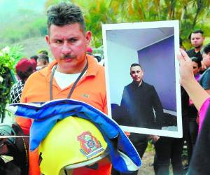 Las máximas autoridades del Cuerpo de Bomberos entregaron a la esposa del fallecido un casco color amarillo como símbolo de la identidad de la institución y el pabellón nacional.