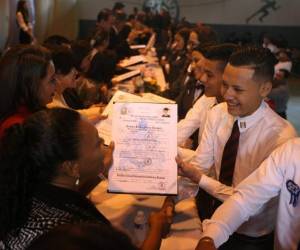 Los estudiantes del uniforme gris y blanco recibieron su título por haber finalizado sus estudios de media.Foto:Efraín Salgado/El HERAlDO