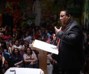 Orlando Gómez, embajador de Nicaragua en Honduras, presentó la reseña sobre la vida del famoso poeta Rubén Darío. Foto: Emilio Flores/ EL HERALDO.