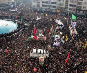 Una marea humana invadió las avenidas Enghelab ('Revolución' en persa), Azadi ('Libertad') y sus alrededores, con banderas rojas. Foto: Agencia AFP.