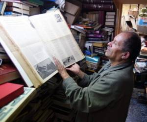 José Alberto Gutiérrez. Con 55 años, José Alberto Gutiérrez y su fundación la fuerza de las palabras continúa recogiendo libros de la basura hace 21 años. 17 de abril 2018Foto: César Melgarejo. Crédito: CEET. Fotógrafo: