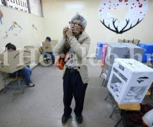 Víctor Manuel Romero llegó a su centro de votación y entonó parte de la cación a la Virgen de Suyapa. Foto Marvin Salgado/El HERALDO.