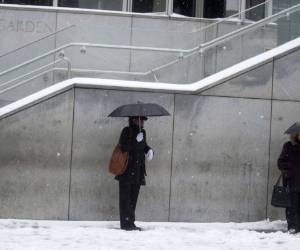 PITTSBURGH, PA - DECEMBER 26: Commuters wait for a bus along Liberty Avenue after a winter storm blanketed the Midwest with snow December 26, 2012 in Pittsburgh, Pennsylvania. The storm has moved west from the Sierra Nevada across the Midwest and will head to the East Coast today. Jeff Swensen/Getty Images/AFP== FOR NEWSPAPERS, INTERNET, TELCOS & TELEVISION USE ONLY ==