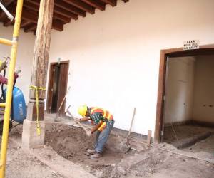 Un grupo de obreros realizan labores en el interior del antiguo inmueble conocido como Paraninfo.