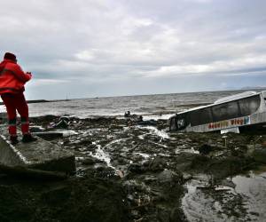 Los miembros de la escude observan los automóviles dañados en la isla de Ischia, en el sur, el 26 de noviembre de 2022, luego de las fuertes lluvias que provocaron un deslizamiento de tierra.