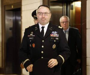 Luciendo su uniforme, el teniente coronel Alexander Vindman, que trabaja para el Consejo de Seguridad Nacional en la Casa Blanca, testificó en una audiencia pública en el Congreso junto a Jennifer Williams, asesora especial del vicepresidente estadounidense Mike Pence.