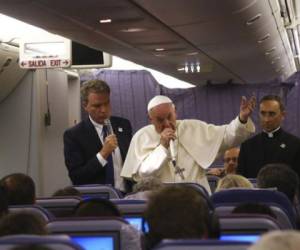 El papa emitió su mea culpa parcial en una conferencia de prensa en el vuelo de regreso al Vaticano desde Sudamérica. Foto: AP/El Heraldo Honduras.