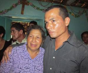 Doña María Margarita García llora la partida de dos de sus hijos, quienes murieron aplastados por una pesada roca, foto: EL HERALDO.