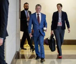 Kurt Volker, ex enviado especial a Ucrania, llega al Capitolio en Washington, para testificar ante los legisladores como parte de la investigación de juicio político de la Cámara de Representantes contra el presidente Donald Trump. Foto: AP.