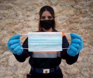 El uso de mascarilla será obligatorio a partir del lunes en los lugares públicos cerrados en toda Suiza. Foto. AFP