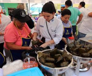 Una locataria en conjunto con su chef preparó nacatamales y otros alimentos que fueron degustados por los capitalinos durante los 439 años de aniversario. Foto:Marvin Salgado