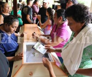 Los pobladores de Santa Cruz de Yojoa le dieron el último adiós a la pequeña Odalis Nohemí Cruz Ramírez de 10 años de edad.