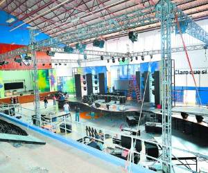 Dentro del gimnasio se realizó el montaje del escenario principal del evento. (Fotos: Marvin Salgado)