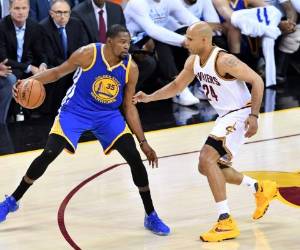 Kevin Durant #35 de los Golden State Warriors pelea el balón ante Richard Jefferson #24 of the Cleveland Cavaliers (Foto: Agencia AFP)