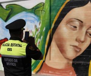 Según la tradición, la virgen de piel cobriza se apareció ante el indígena Juan Diego en 1531 en Tepeyac, una colina cerca de la Ciudad de México donde los aztecas veneraban a una diosa madre, y su imagen quedó milagrosamente grabada en una manta que llevaba.