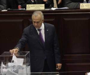 El presidente del Congreso Nacional, Mauricio Oliva, al momento de introducir su voto en la urna.