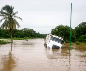 Las lluvias también ocasionaron el hundimiento de una céntrica calle de Acapulco (Foto: AFP)