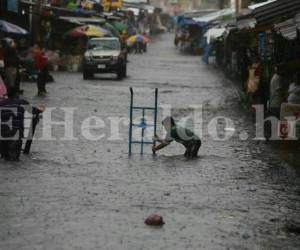 El pasado martes un aguacero de apenas 20 minutos causó leves daños en la capital de Honduras y dejó varias calles inundadas de los mercados. Fotos: David Romero / EL HERALDO.