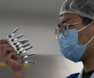 En esta foto del 24 de septiembre de 2020, un empleado inspecciona jeringas para la vacuna contra el covid-19 producida por Sinovac en su fábrica de Beijing. Foto: AP