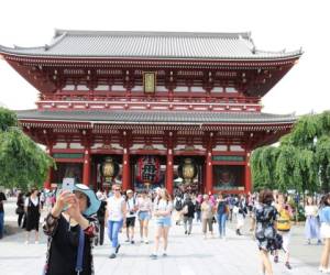 El templo Sensoji es uno de los más antiguos de Tokio, pertenece al budismo. Fue destruido durante las II Guerra Mundial y luego fue restaurado.
