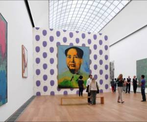 La imagen del líder chino Mao Tse Tung acompaña al centenar de obras de Andy Warhol.
