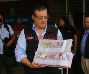 El magistrado Matamoros muestra uno de los paquetes de papeletas. (Foto: El Heraldo Honduras/ Noticias Honduras hoy)