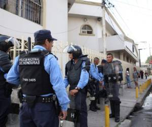 Elementos de la Policía Nacional resguardaron a los jóvenes desde la posta policial Umep-1 hacia los juzgados capitalinos.