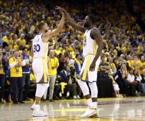 Jugadores de los Warriors celebrando su triunfo la noche del jueves.