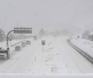 La nieve cubre la ruta interestatal 70, 6 de febrero de 2020, en Inglewood, Colorado. (Chelsea Self/Glenwood Springs Post Independent via AP)