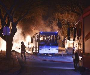El atentado con coche bomba contra un convoy militar que causó 28 muertos la víspera en Ankara.