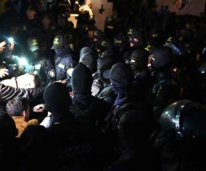 Miembros de la Policía Nacional y policías pertenecientes al Comando Especial COBRA protestan y se niegan a salir a la calle.