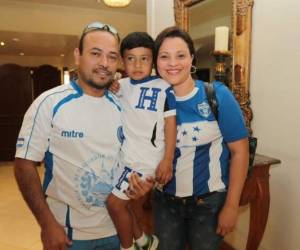 Una familia muy particular visitó la concentración de la H. El hogar del salvadoreño León Eduardo López, la hondureña Leivy Cerrato y el pequeño Sebastián, foto: Ronald Aceiturno.