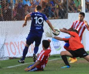 Momento en que Israel Silva empujaba el balón con su mano derecha.