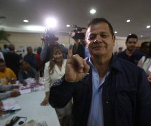Romeo Vásquez Velásquez, candidato por el Partido Alianza Patriótica Hondureña (APH) ha ejercido el sufragio en el Colegio de Abogados de Honduras (CAH). Fotos: EL HERALDO/ Emilio Flores.