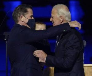 ARCHIVO - En esta fotografía de archivo del 7 de noviembre de 2020, el presidente electo Joe Biden, a la derecha, intercambia un abrazo con su hijo Hunter Biden, en Wilmington, Delaware. (AP Foto/Andrew Harnik, foto compartida)