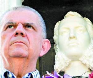 Francisco Ulloa Mondragón, cuando fue visitado por EL HERALDO, posó a la par del monumento a Morazán, su tatarabuelo, erigido en el cementerio de Los Héroes.