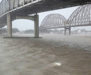 Fuertes vientos soplan a través del río Atchafalaya en Morgan City, Louisiana, antes de la tormenta tropical Barry el sábado 13 de julio de 1919. Tormenta tropical Barry es el primer sistema de tormentas tropicales de 2019 que tocó tierra en los Estados Unidos y podría descargar hasta dos pies de lluvia junto con fuertes vientos e inundaciones provocadas por las tormentas, según los informes meteorológicos. / AFP /