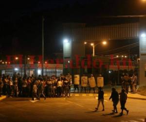 Varios familiares de los privados de libertad llegaron hasta la cárcel de mediana seguridad, conocida como 'La Tolva'. Foto: Estalin Irías/El Heraldo.