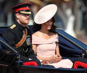 El príncipe Harry y su esposa Meghan Markle a su llegada al Palacio de Buckingham, para participar en el tradicional desfile 'Trooping the Colour' en honor al cumpleaños 92 de la reina Isabel II.