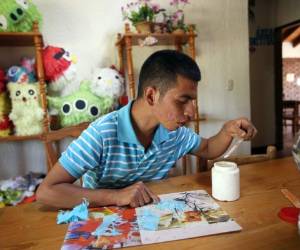 El joven Jesús Molina, de 24 años, mientras recibe terapia ocupacional en uno de los talleres del Hogar Los Ángeles.