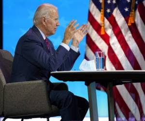 El presidente electo Joe Biden participa en una reunión virtual con la Asociación Nacional de Directores de Juntas de Condados en el teatro The Queen. Foto: AP