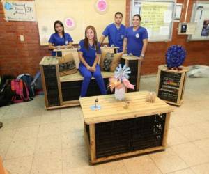Los universitarios sacaron su creatividad para diseñar estos muebles con cajillas plásticas y madera.