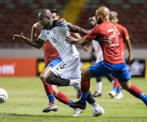 Panama's Cecilio Waterman (C) vies for the ball with Costa Rica's Yeltsin Tejeda (L) and teammate Ricardo Blanco (R) during their friendly football match at National Stadium, in San Jose on October 10, 2020. (Photo by Ezequiel BECERRA / AFP)