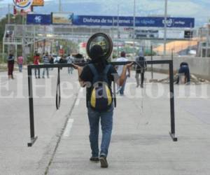 Los miembros del Movimiento Estudiantil Universitario (MEU) taparon los accesos en el bulevar Suyapa. Foto: David Romero/EL HERALDO.