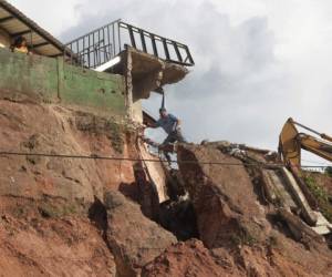 En el lugar del desprendimiento de la roca funciona una cuartería y los habitantes temen que ceda. Foto: Johny Magallanes/El Heraldo.