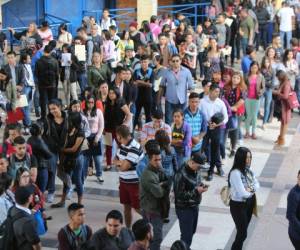 Los jóvenes de primer ingreso llegan masivamente a crear su expediente estudiantil.