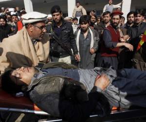 Las televisiones difundían imágenes que mostraban a estudiantes que huían del recinto.