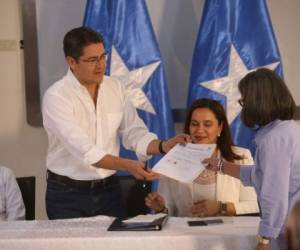 Juan Orlando Hernández oficializó finalmente su candidatura por el Partido Nacional de Honduras (PN) (Foto: EL HERALDO) ...