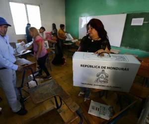 El padrón electoral es de 5.8 millones de hondureños habilitados para votar en los 18 departamentos que conforman la República de Honduras. Votantantes en la Escuela Manuel Soto en barrio Morazán, Tegucigalpa. Fotos: Emilio Flores / El Heraldo