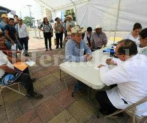 El doctor Denis Chirinos, especialista en urología, se instaló de nuevo con una carpa en un carril del Trans 450 para brindar las respectivas consultas, foto: Marvin Salgado / EL HERALDO.